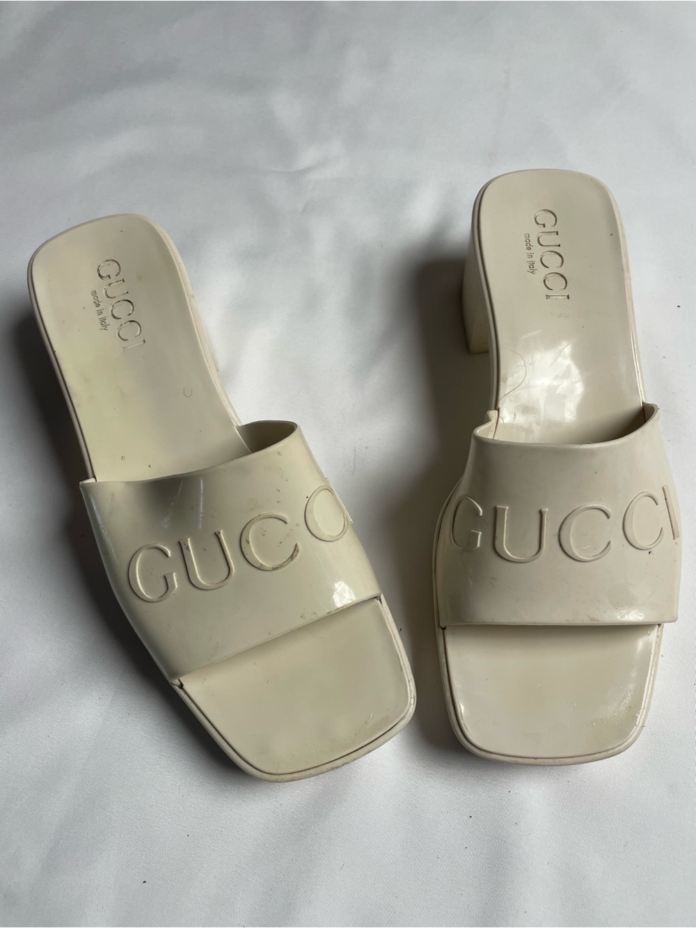 Gorgeous authentic Gucci platform slide sandals in a classic ivory/cream color